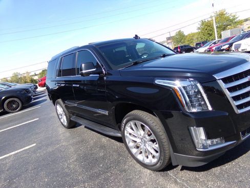 Used 2019 Cadillac Escalade Luxury AWD/4WD image 55