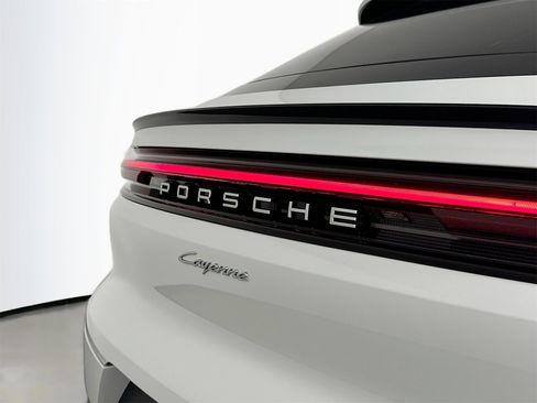 Certified 2025 Porsche Cayenne Coupe image 17