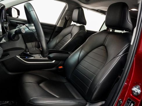 Used 2023 Toyota Highlander XLE image 6