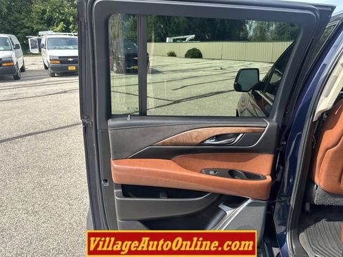 Used 2020 Cadillac Escalade ESV Premium Luxury AWD/4WD image 37