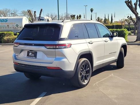 Used 2024 Jeep Grand Cherokee Altitude AWD/4WD image 5