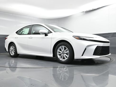 Certified 2025 Toyota Camry LE w/ Convenience Package image 21