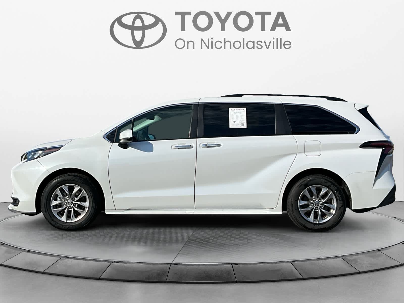 Used 2026 Toyota Sienna XLE FWD image 2