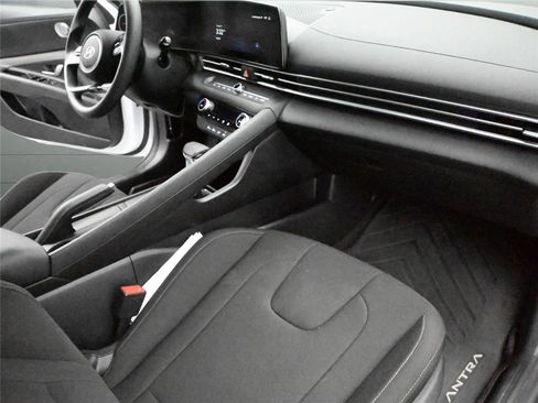 Used 2024 Hyundai Elantra SEL image 17