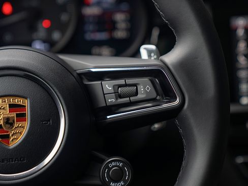 Certified 2026 Porsche Macan AWD/4WD image 8