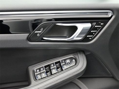 Used 2025 Porsche Macan image 8