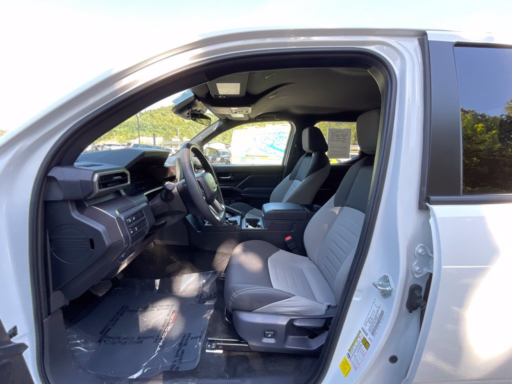 Used 2025 Toyota Tacoma TRD Off-Road AWD/4WD image 9