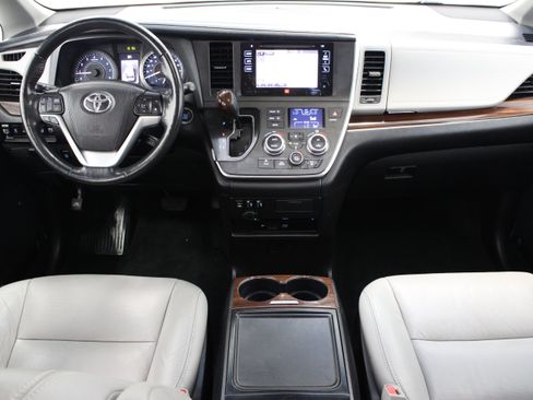 Used 2017 Toyota Sienna Limited Premium FWD image 33