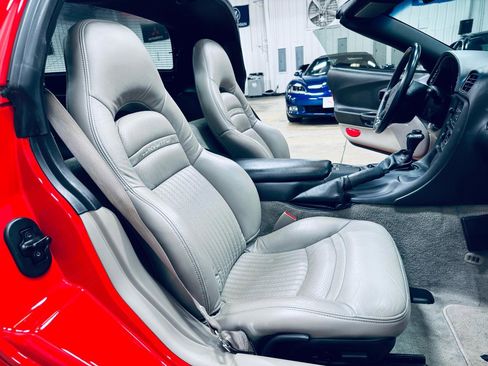 Used 2004 Chevrolet Corvette Coupe w/ Preferred Equipment Group RWD image 34