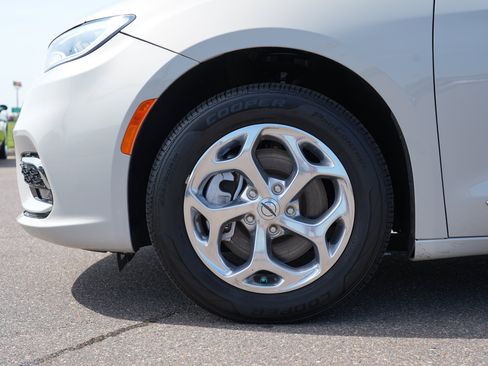 Used 2021 Chrysler Pacifica Limited AWD/4WD image 11