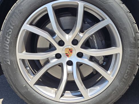 Certified 2025 Porsche Cayenne image 12