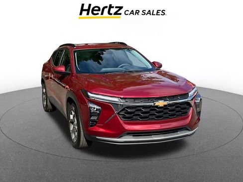 Used 2025 Chevrolet Trax LT image 1