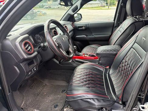 Used 2017 Toyota Tacoma TRD Sport AWD/4WD image 14
