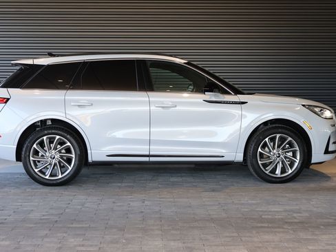 Used 2025 Lincoln Corsair Grand Touring image 4