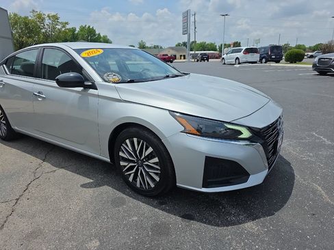 Used 2024 Nissan Altima 2.5 SV FWD image 4