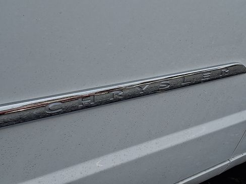 Used 2016 Chrysler Town & Country Touring-L image 30