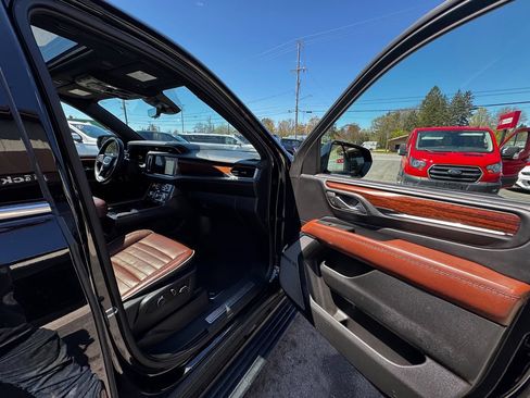 Used 2023 GMC Yukon Denali Ultimate AWD/4WD image 26