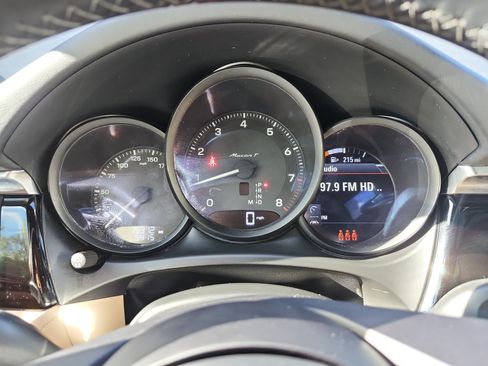 Used 2024 Porsche Macan AWD/4WD image 17
