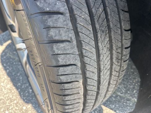 Used 2025 Genesis G70 2.5T image 32