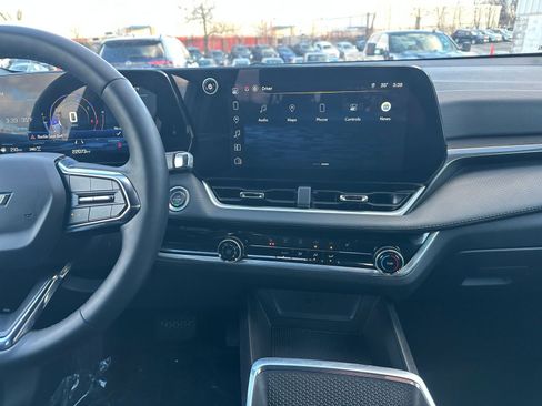 Used 2025 Chevrolet Equinox LT image 18