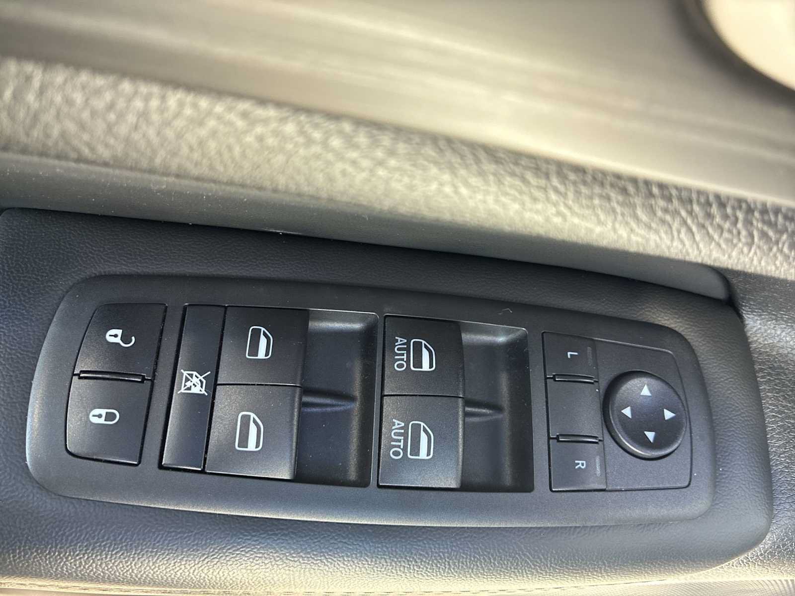 Used 2020 Jeep Grand Cherokee Altitude AWD/4WD image 15