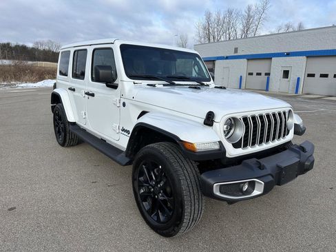 Used 2025 Jeep Wrangler Sahara image 10