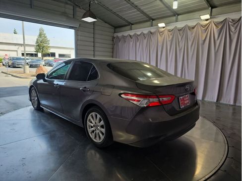 Used 2018 Toyota Camry LE image 8