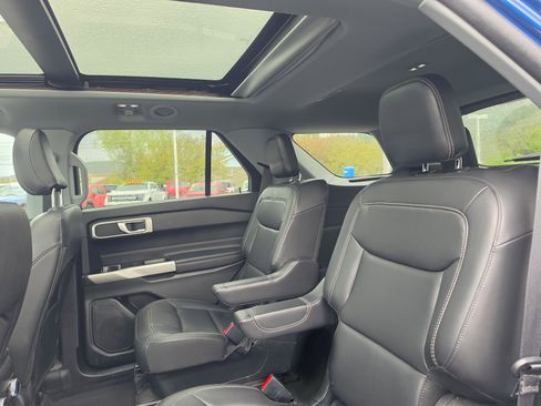 Used 2022 Ford Explorer XLT w/ Equipment Group 202A AWD/4WD image 13