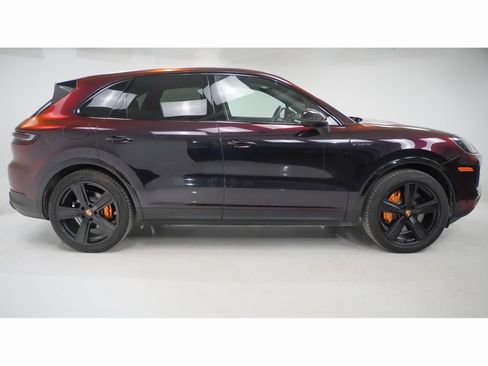 Used 2025 Porsche Cayenne E-Hybrid w/ Premium Package image 9