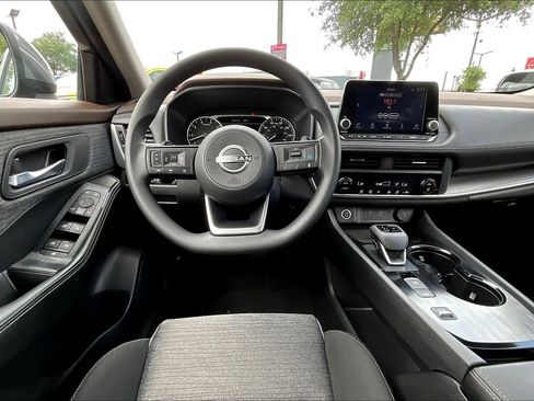 Used 2023 Nissan Rogue SV image 5