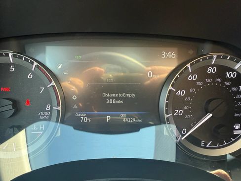 Used 2025 Toyota Highlander LE FWD image 10