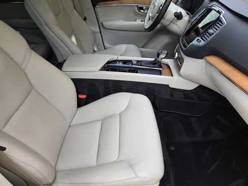 Used 2021 Volvo XC90 T6 Momentum w/ Protection Package Premier image 21