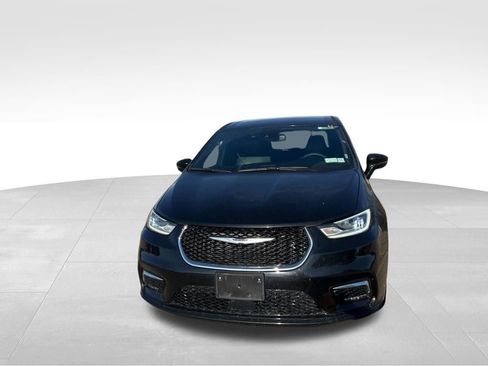 Used 2025 Chrysler Pacifica Select image 9