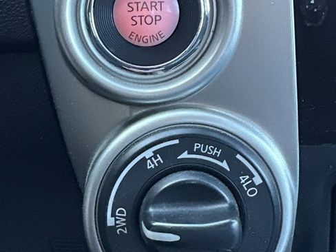 Used 2018 Nissan Titan SV w/ SV Convenience Package image 22