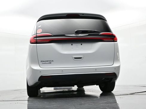 Used 2024 Chrysler Pacifica Touring-L image 19