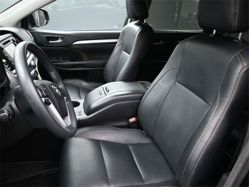 Used 2016 Toyota Highlander XLE image 19