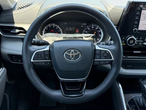 Used 2022 Toyota Highlander Limited FWD image 13