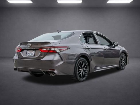 Used 2022 Toyota Camry SE image 4