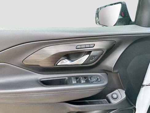 Used 2022 GMC Terrain SLT w/ Infotainment Package II FWD image 9