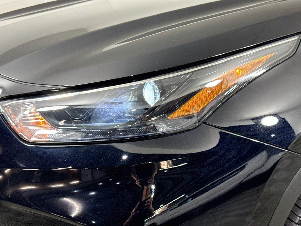 Used 2023 Toyota Highlander XLE AWD/4WD image 3