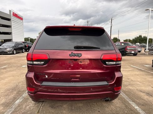 Used 2017 Jeep Grand Cherokee Altitude AWD/4WD image 7