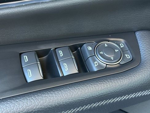 Used 2025 GMC Yukon XL Denali image 17