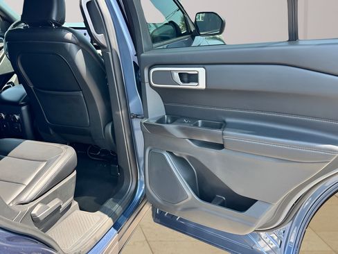 Used 2020 Ford Explorer XLT w/ Equipment Group 202A AWD/4WD image 15