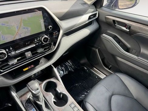 Certified 2025 Toyota Highlander Platinum AWD/4WD image 28