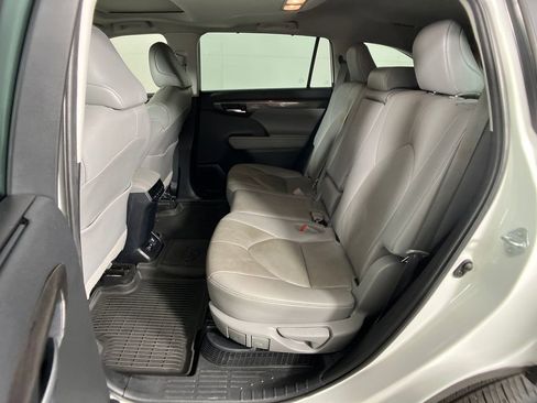 Used 2021 Toyota Highlander Limited image 29