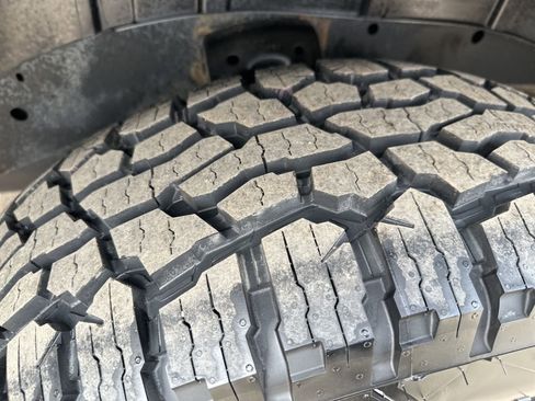 Used 2021 Nissan Titan SV w/ SV Convenience Package image 9