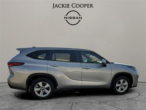 Used 2024 Toyota Highlander LE image 4