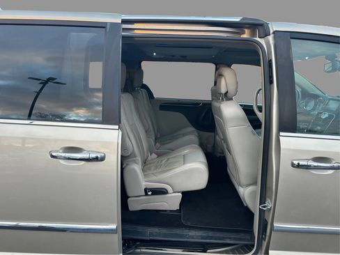 Used 2015 Chrysler Town & Country Limited Platinum FWD image 25