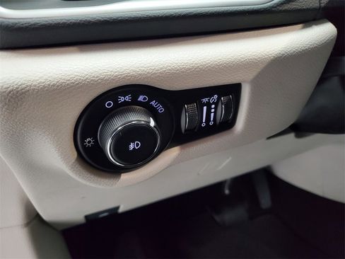 Used 2017 Chrysler Pacifica Touring-L image 11