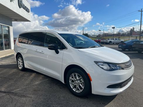 New 2026 Chrysler Voyager LX image 4